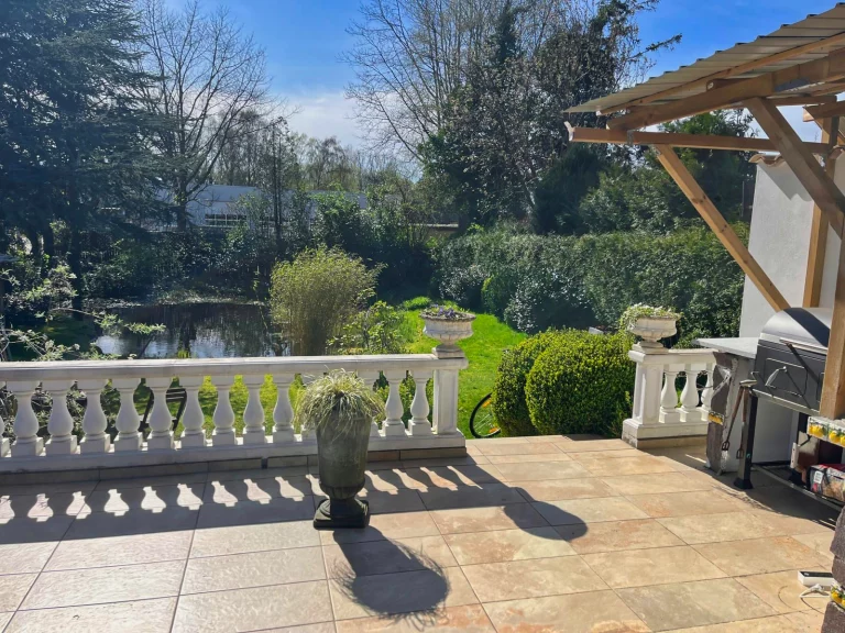 Terrasse mit Blick auf den Garten und den Teich